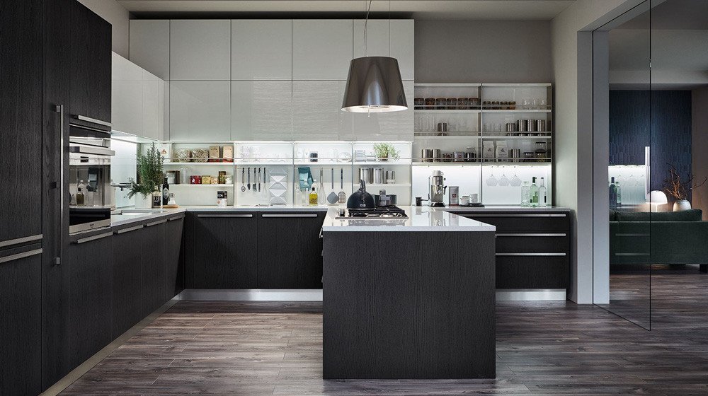Explore the Extra collection by Veneta Cucine at Studio Quattro Design. This striking layout pairs dark linear oak base units with high-gloss white upper cabinetry and a fully integrated, illuminated backsplash storage system.